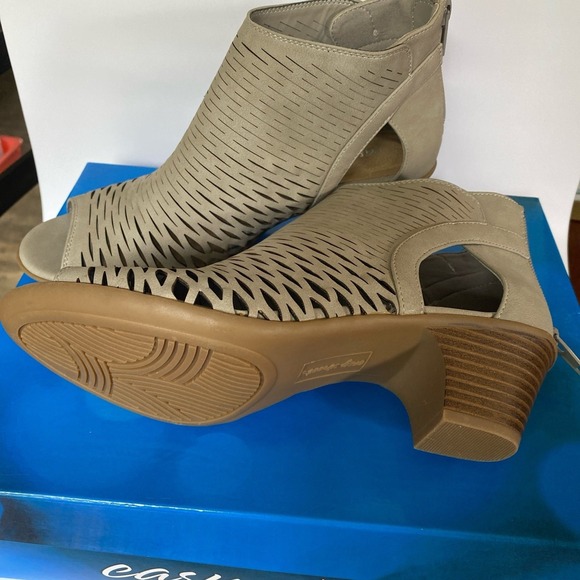 New Easy Street Women's Sunrise Sandals Grey Size 6.5M - Picture 4 of 6